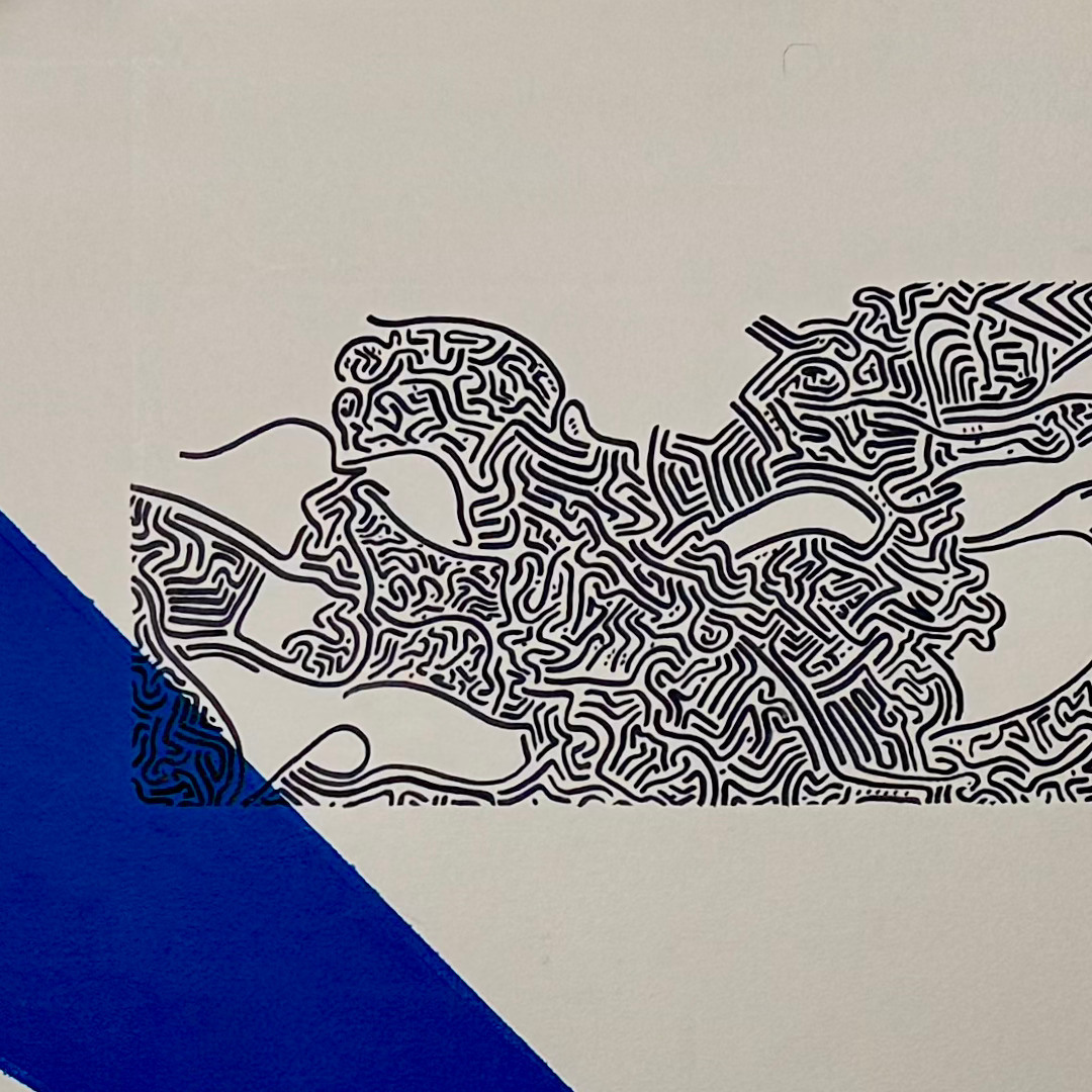 Dettaglio di linee nere accanto a un grande triangolo blu