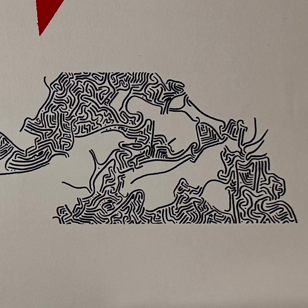Frammento di linee nere sotto un triangolo rosso sul soffitto
