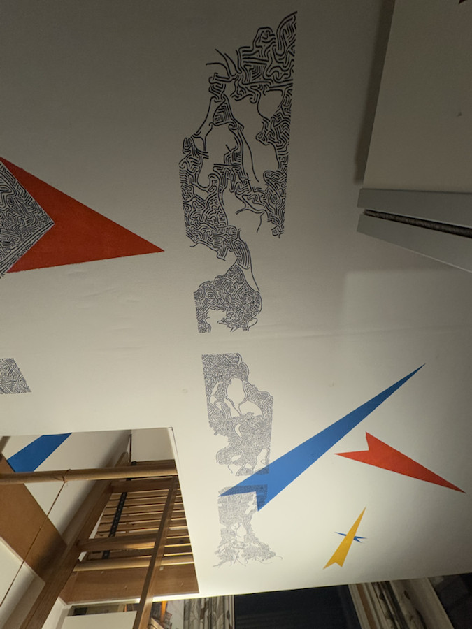 Vista d'interno che mostra la decorazione installata sul soffitto