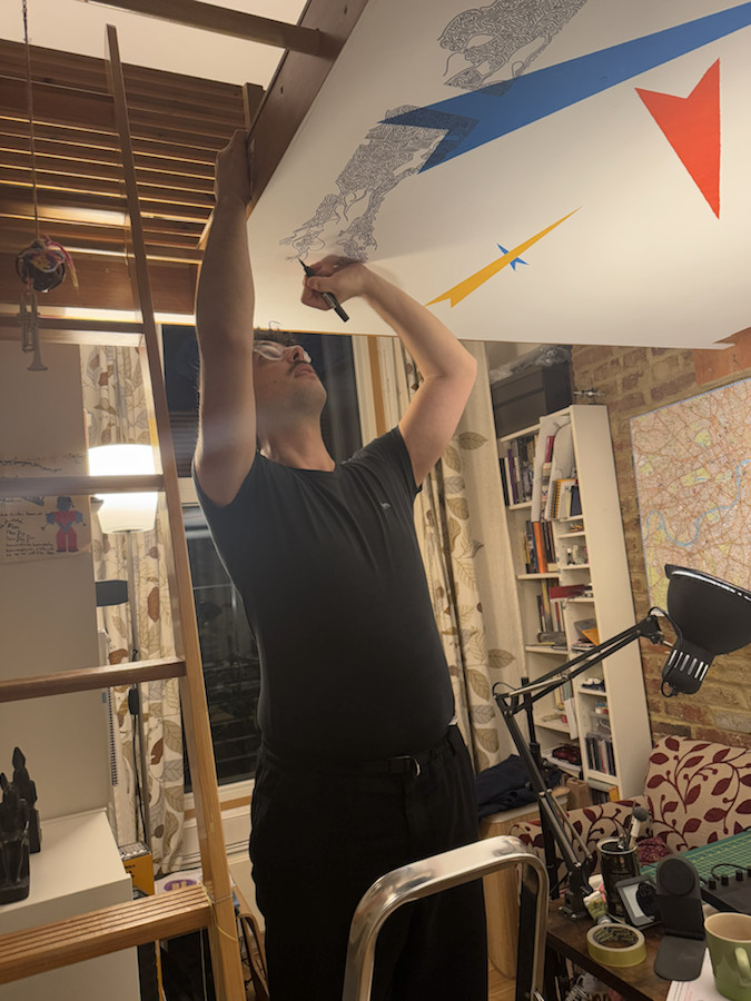 Immagine documentaria che mostra il murale mentre viene dipinto sul soffitto