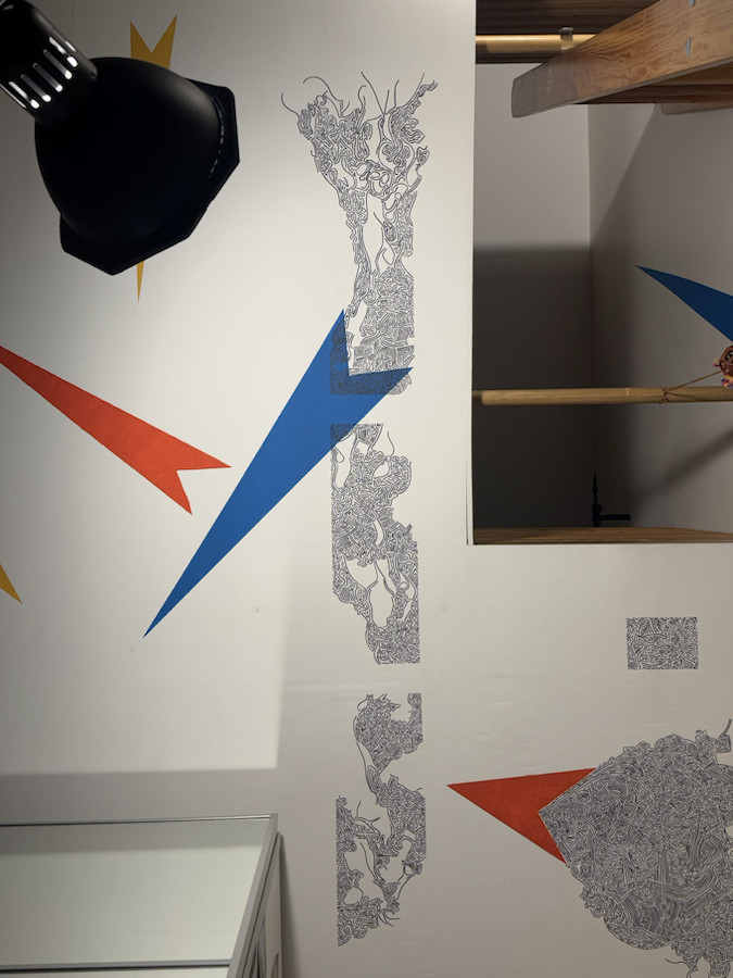 Vista del soffitto con diversi studi del murale, frecce e pannelli di linee dipinte
